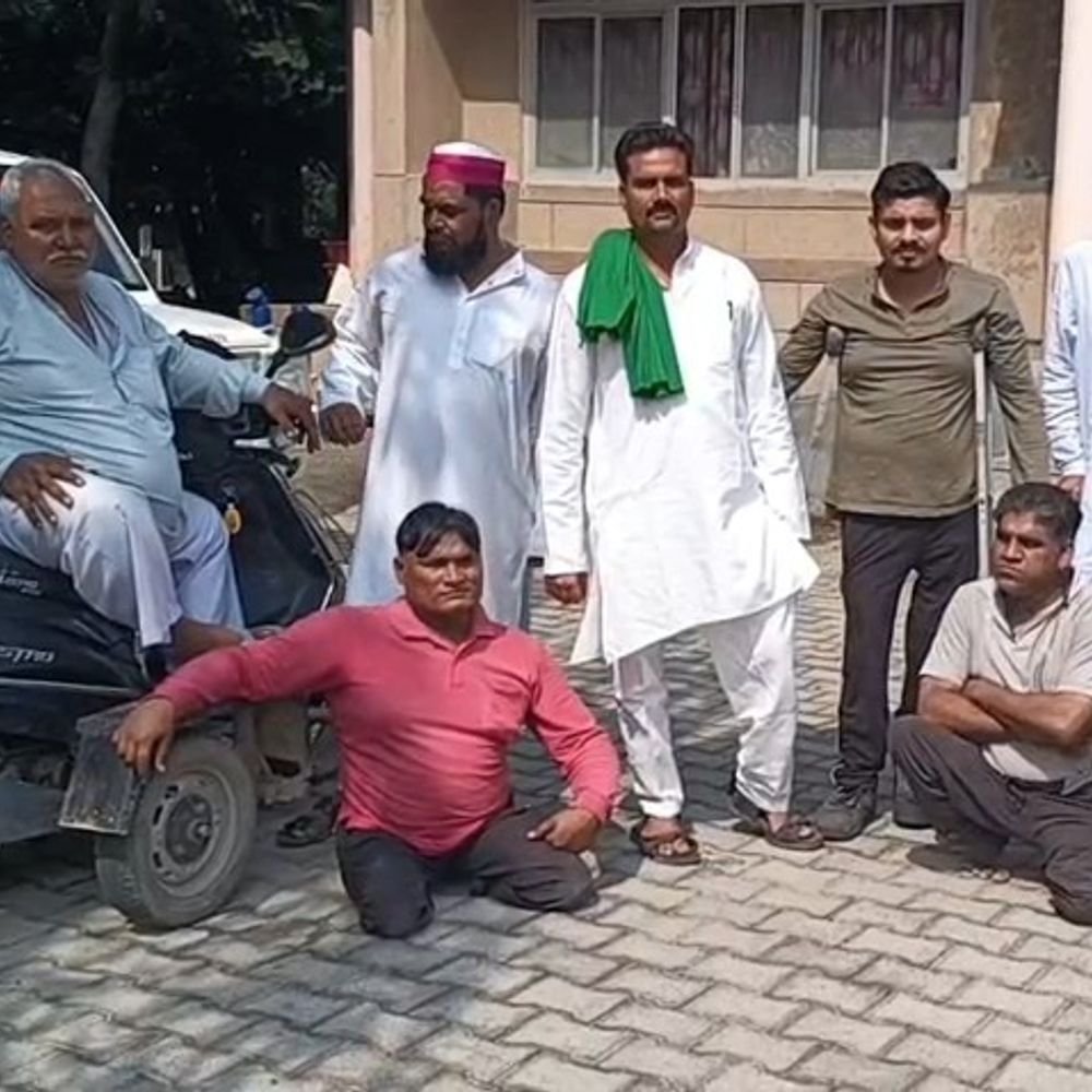 पेंशन न मिलने से परेशान दिव्यांग डीएम ऑफिस पहुंचे:बागपत मे  परेशान दिव्यांग जल्द भुगतान की मांग की, अधिकारियों ने कार्रवाई का भरोसा दिया
