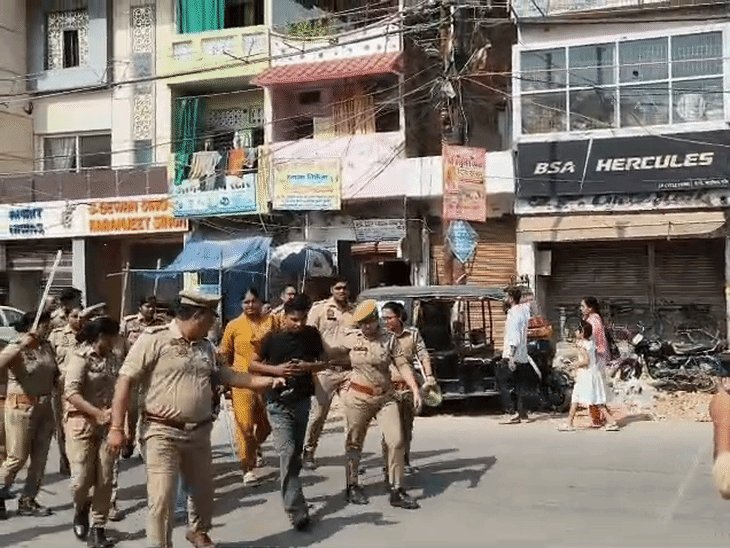 युवती से छेड़खानी के आरोपी को पुलिस ने पीटा, VIDEO:प्रतापगढ़ में महिला पुलिसकर्मी ने डंडे से की पिटाई, CCTV फुटेज से पहचान हुई