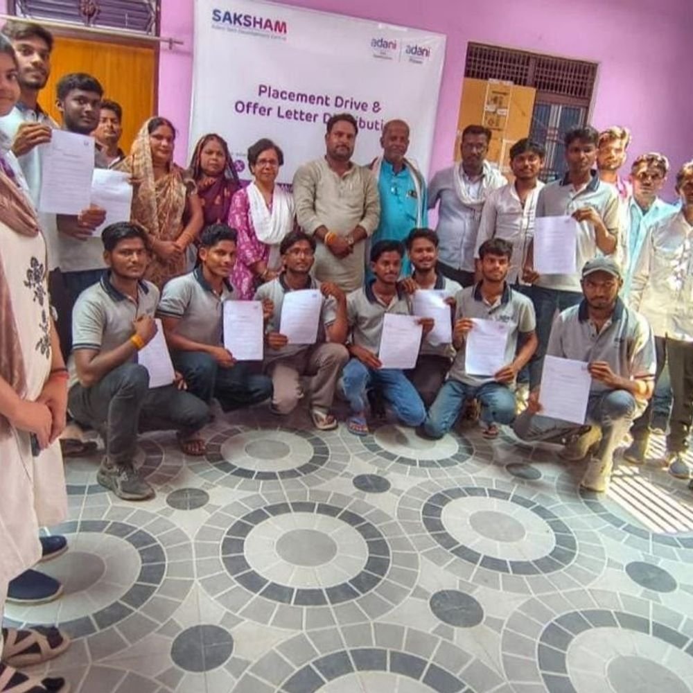 पूर्वांचल के ग्रामीण विकास में अदाणी फाउंडेशन की पहल:शिक्षा, स्वास्थ्य और आजीविका पर फोकस; महिला समूहों, युवाओं को प्रशिक्षण दे रहा