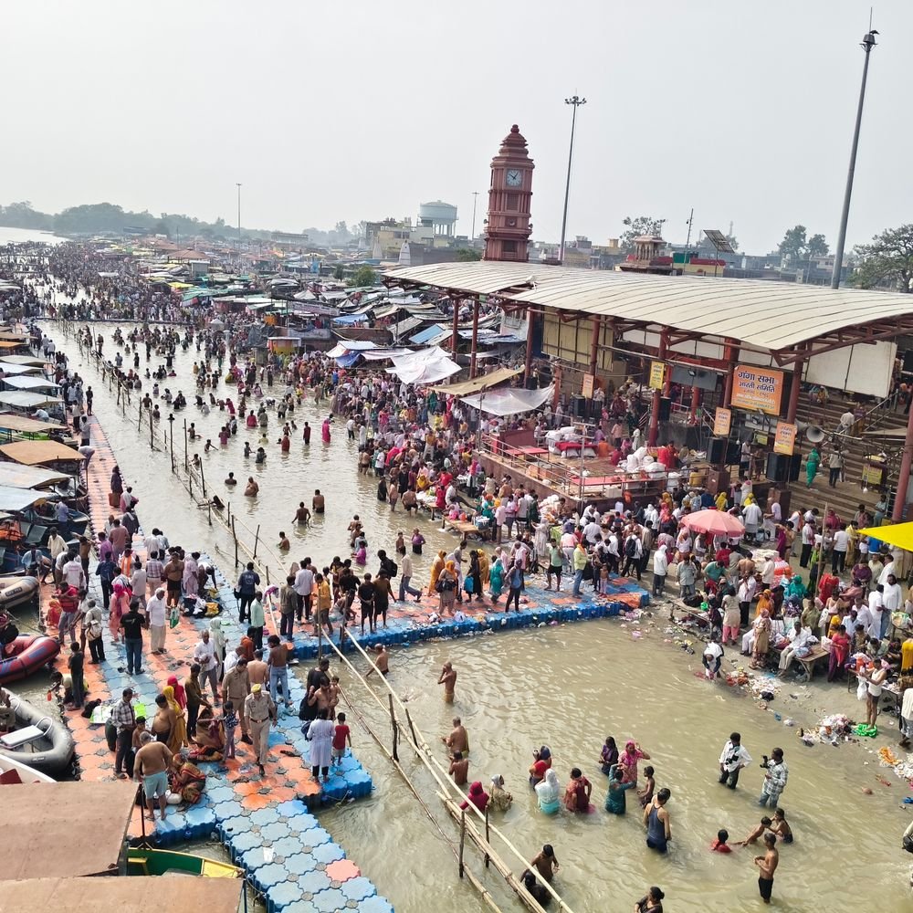 अमरोहा में पितृ-अमावस्या पर श्रद्धालुओं ने गंगा में लगाई डुबकी:ब्रजघाट और तिगरी धाम में उमड़ा आस्था का सैलाब, पितरों के लिए किया पिंडदान