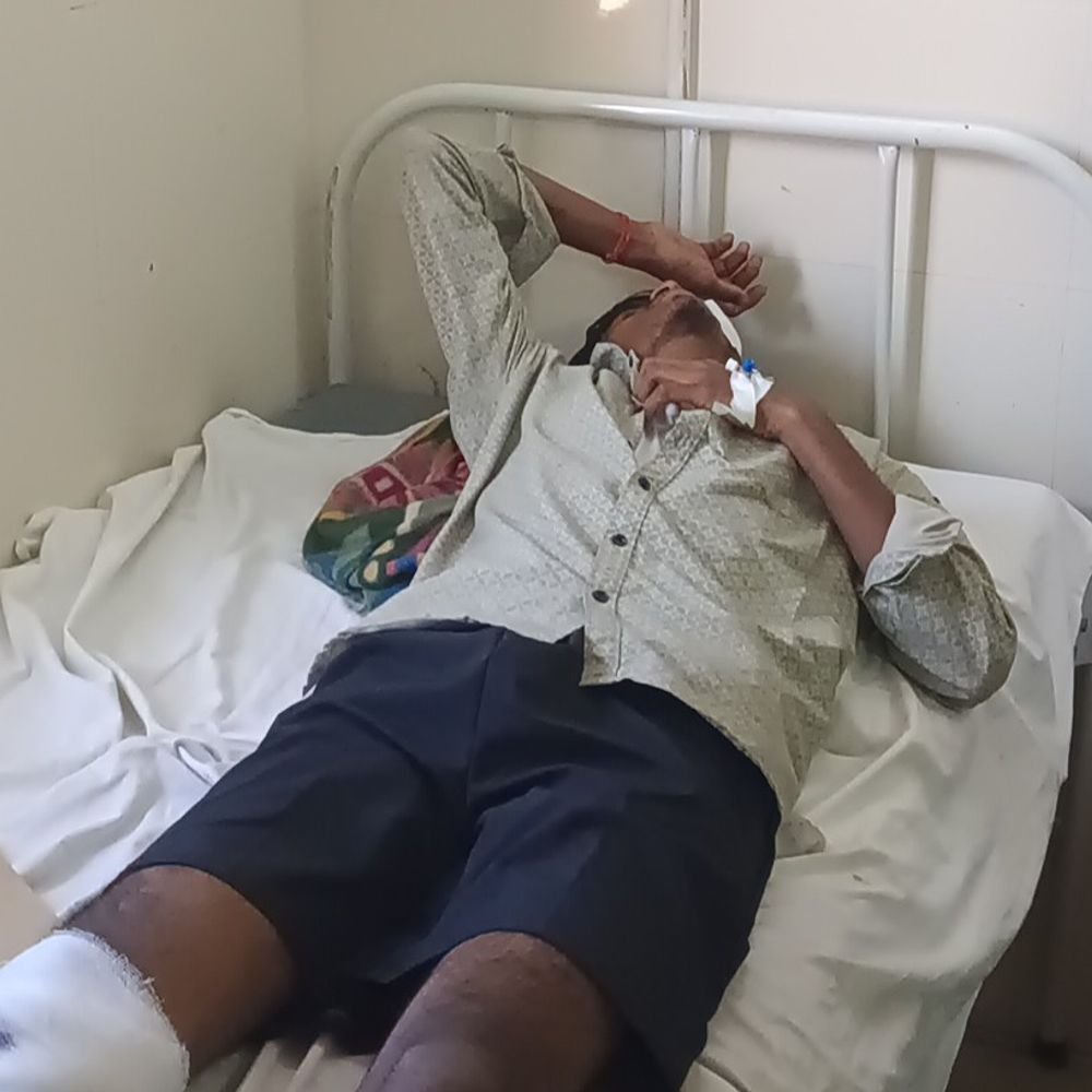 मुंडेरी ढाला पर बाइक टक्कर, सूरज साहनी गंभीर घायल:महराजगंज जिला अस्पताल में भर्ती, हालत गंभीर बनी हुई है