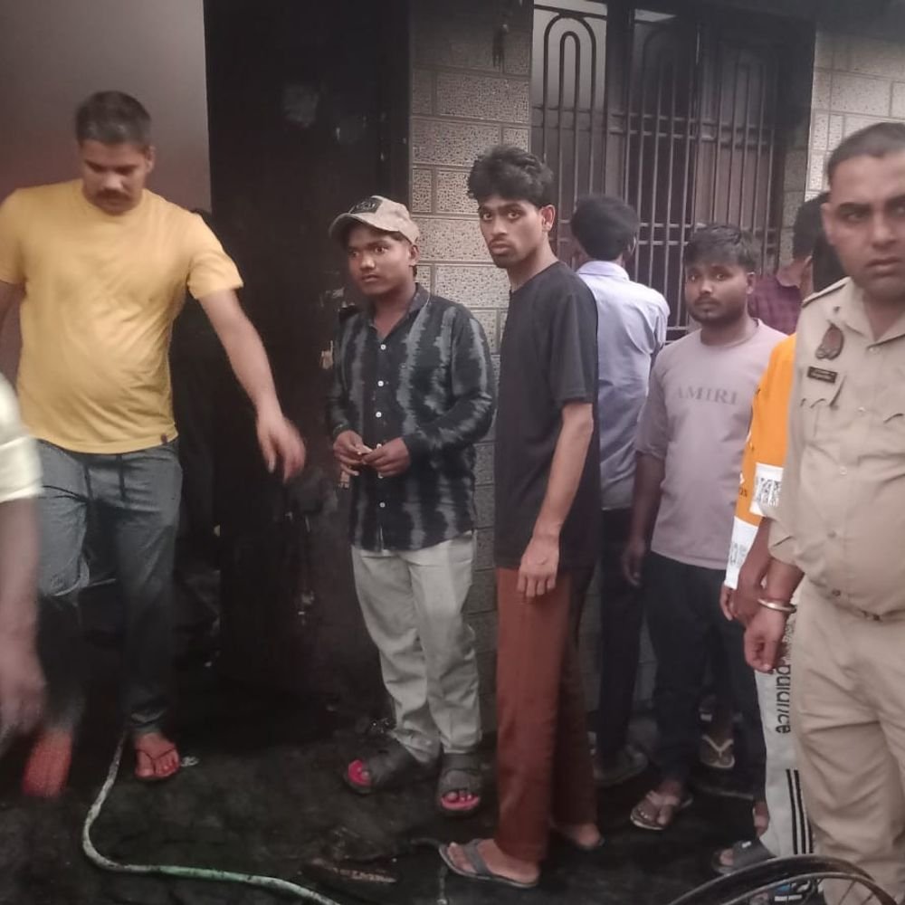 मां से विवाद,नशे में बेटे ने घर में लगाई आग:बरेली में नकदी-जेवर समेत लाखों का सामान राख, ग्रामीणों व दमकल ने पाया आग परकाबू