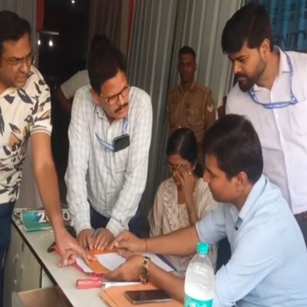 शाहजहांपुर में लोहे के सरिये का अवैध कारोबार पकड़ा गया:8 घंटे से जांच जारी, 5 गोदाम अवैध मिले; 4 जिले की 8 टीमें दस्तावेज खंगाल रही