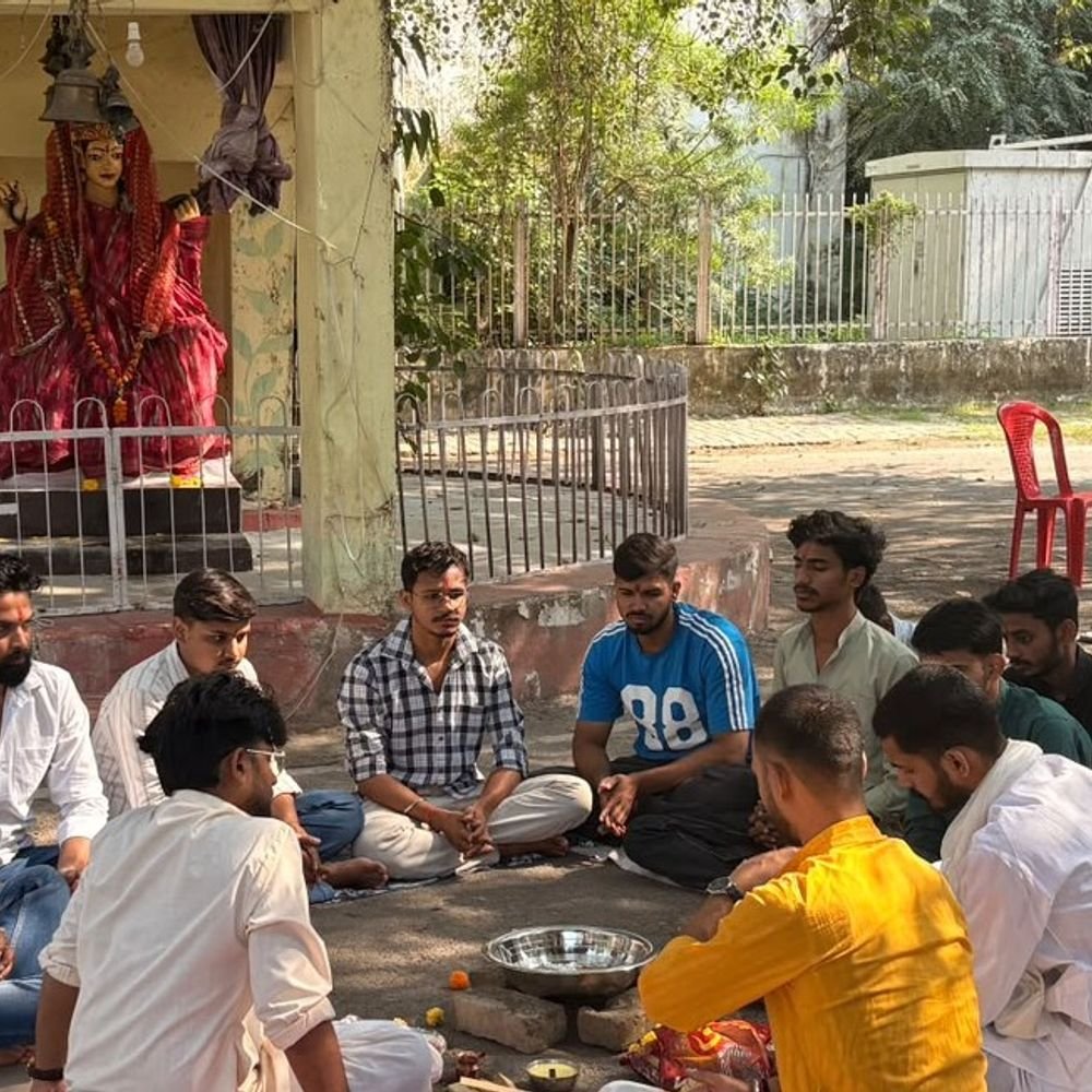 LU में सरस्वती प्रतिमा के सामने छात्रों ने किया हवन:कुलपति, DSW और चीफ प्रोवोस्ट को सद्बुद्धि देने की कामना; 5वें दिन भी धरना जारी