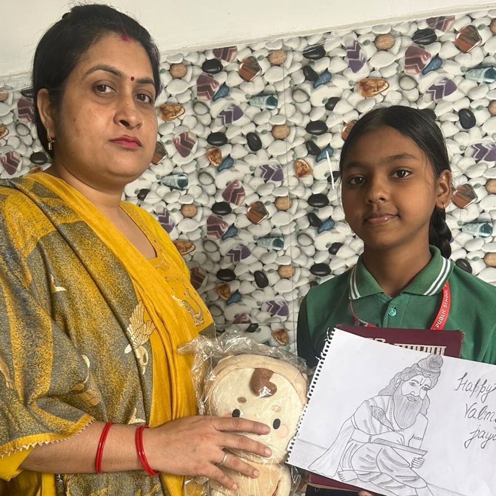 वाल्मीकि जयंती पर कला प्रतियोगिता:संस्कार पब्लिक स्कूल में बच्चों ने दिखाई प्रतिभा, प्रधानाचार्य ने उपहार देकर बढ़ाया उत्साह