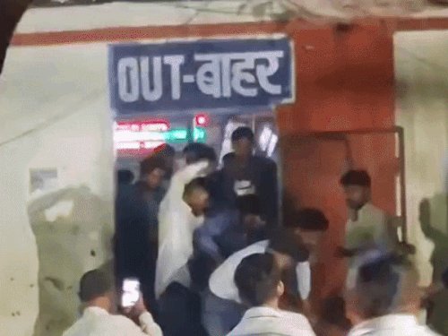 BHU अस्पताल के छोटी गेट पर मारपीट:सुरक्षाकर्मी का मोबाइल टूटा, युवक को सड़क पर गिराकर मारते दिखे
