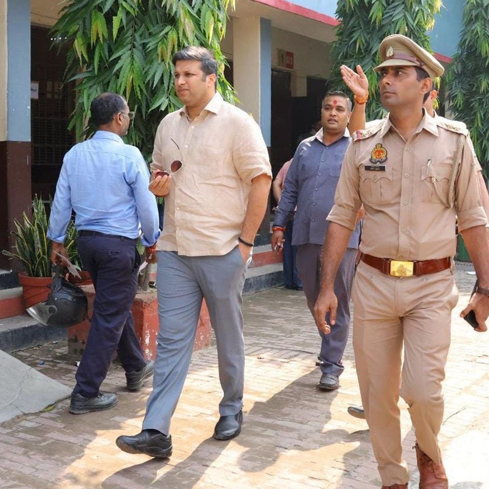 MLC चुनाव में 6 अधिकारी गायब, FIR के आदेश:गाजियाबाद में राज्यकर विभाग के सहायक आयुक्त भी गायब, डीएम ने वेतन रोकने के आदेश दिए