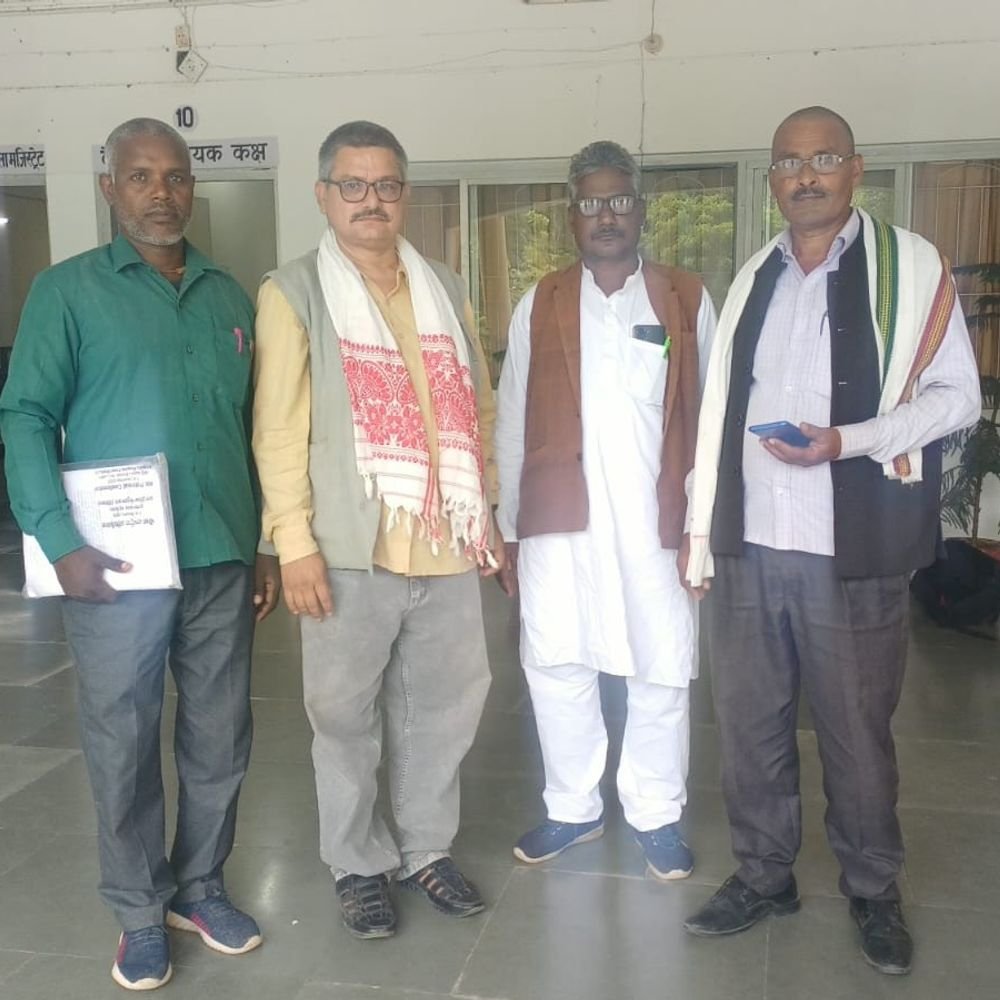 AIPF ने आदिवासी नायकों के सम्मान की मांग की:सोनभद्र में DM को सौंपा पत्रक, गांवों में मूर्ति और स्मारक बनाने की मांग