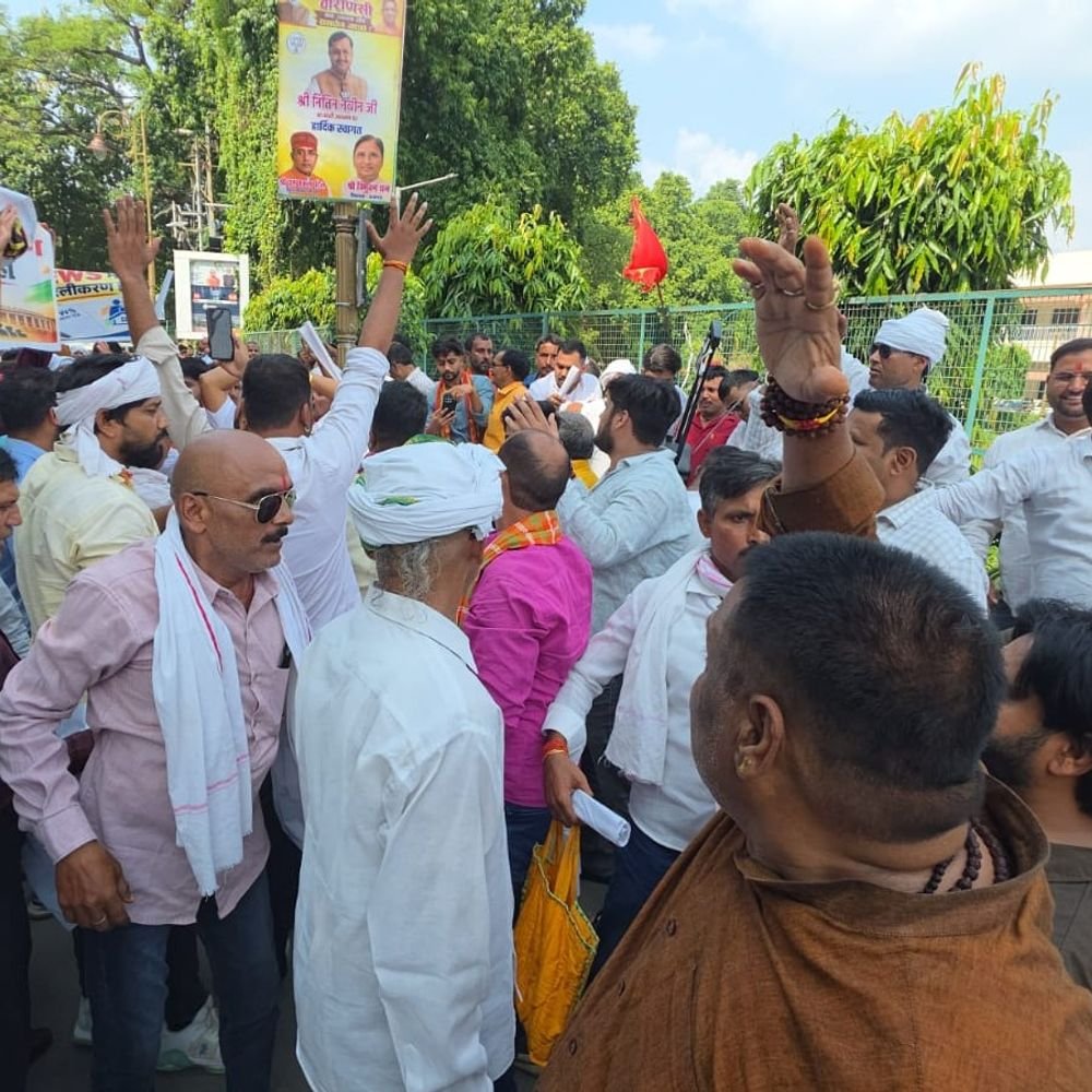 सवर्ण-आयोग और UGC के विरोध में करणी सेना का प्रदर्शन:वाराणसी कचहरी पर पुलिस से नोकझोंक, नारेबाजी पर हिरासत में लिए कार्यकर्ता