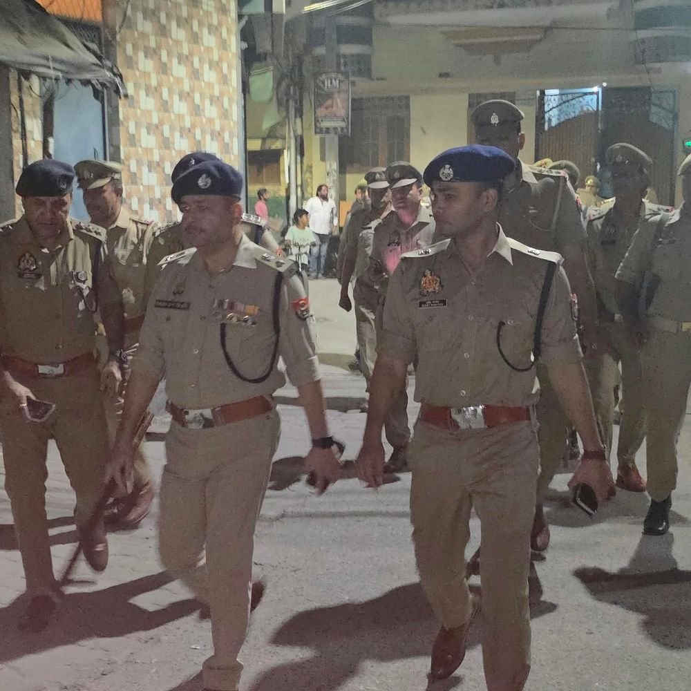 संभल में नवरात्रि से पहले पुलिस का फ्लैग मार्च:5 हजार अपराधियों का सत्यापन, जुमे की नमाज और मुल्ला अफ़रोज़ की सुनवाई को लेकर अलर्ट
