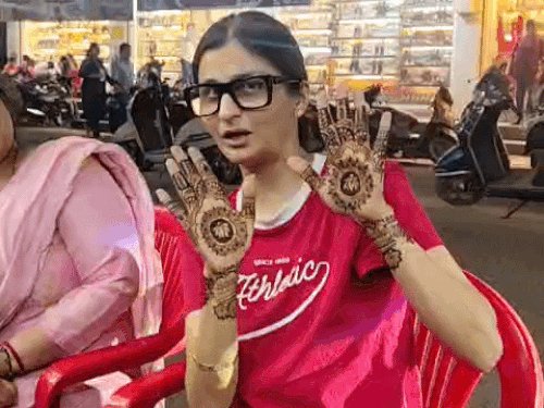 करवा चौथ से पहले देर रात तक गुलजार रहे बाजार:मेहंदी और मेकअप के लिए लगी भीड़, आज पति की लंबी उम्र की कामना के लिए रखेंगी व्रत