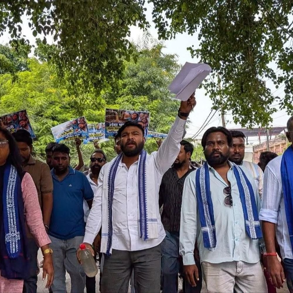 लखनऊ में आजाद समाज पार्टी का प्रदर्शन:PCF बिल्डिंग घेरा , CEC ज्ञानेश कुमार के इस्तीफे की मांग