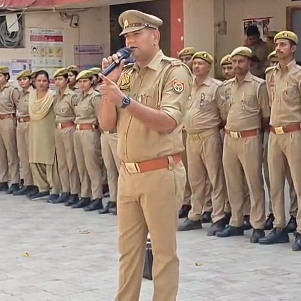 उन्नाव में 68 अपराधियों को बुलाकर पुलिस ने दी चेतावनी:हाथों में तख्तियां लेकर बोले- नारी शक्ति का सम्मान करेंगे, अब अपराध नहीं करेंगे