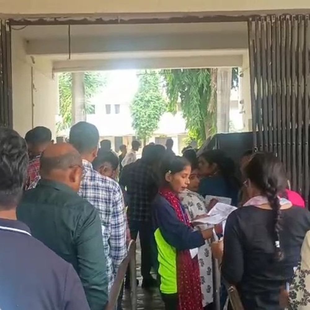 गोंडा में PET परीक्षा के लिए लगी लंबी लाइन:परीक्षार्थियों की जा रही त्रिस्तरीय सघन चेकिंग, उतरवाए जा रहे गले में पहने माले