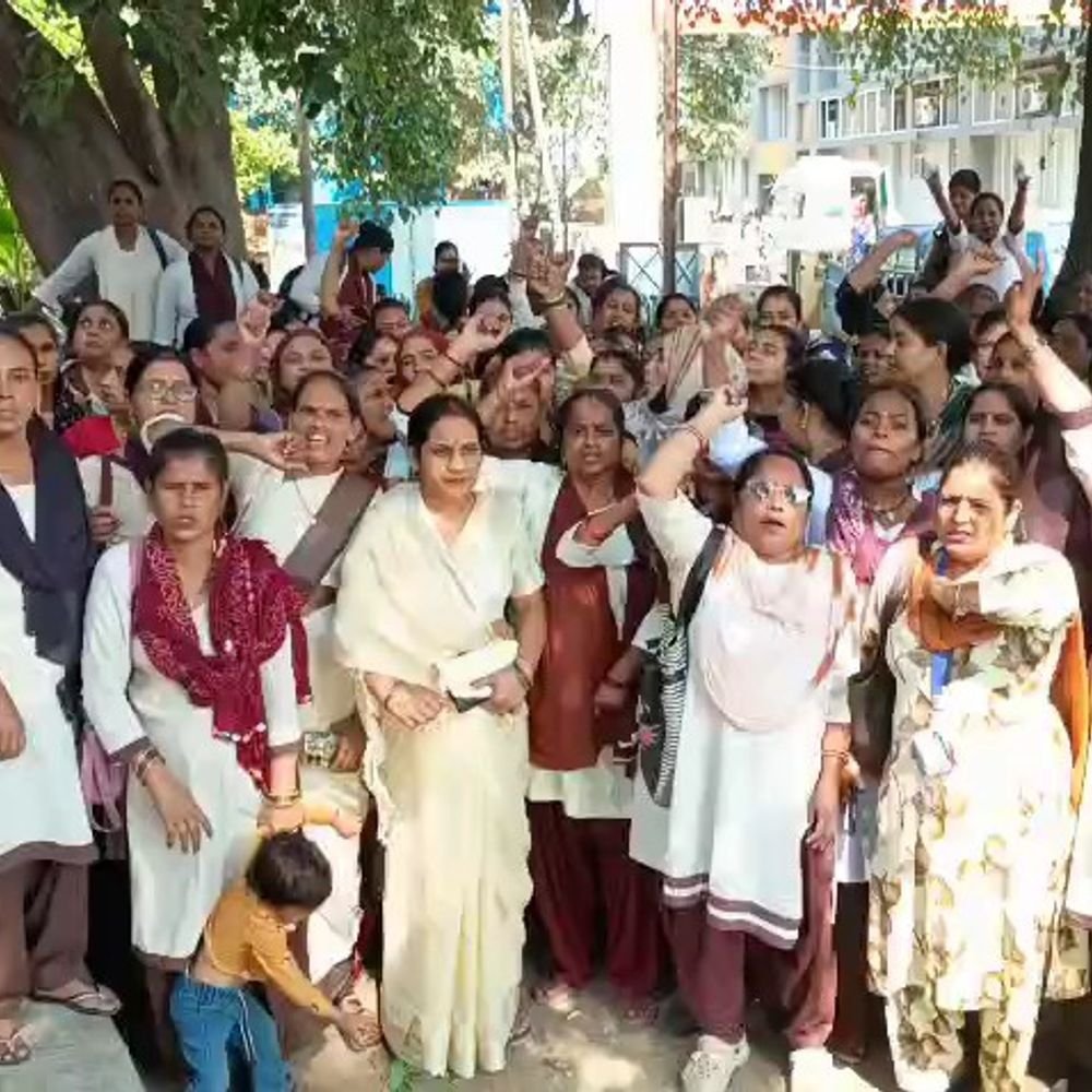 कम मानदेय से नाराज आशाओं का धरना:कर्मचारी का दर्जा, स्वास्थ्य बीमा और काम की समय-सीमा तय करने की मांग