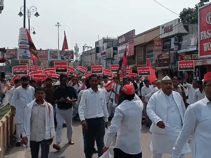 बरेली में सपाई सड़कों पर, आधा किमी लंबा पैदल मार्च:चुनाव आयुक्त के इस्तीफे की मांग, गूंजे 'वोट चोर-चंदा चोर' के नारे, हजारों कार्यकर्ता शामिल