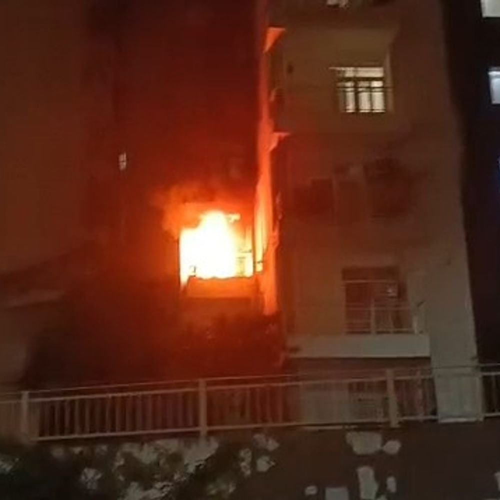 ग्रेटर नोएडा में फ्लैट की बालकनी में लगी आग:कर्मचारियों ने बुझाया, नहीं हुआ कोई नुकसान