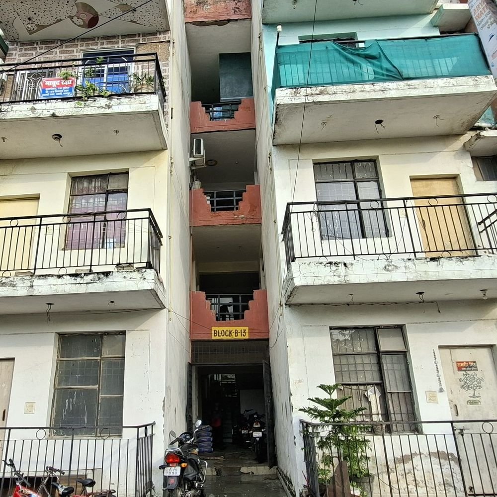 कानपुर में केडीए के फ्लैट का फर्श धंसा:पनकी शताब्दी नगर की घटना, पीड़ित ने निर्माण की गुणवत्ता पर सवाल उठाए, कहा- मुआवजा मिले