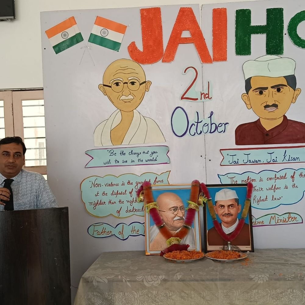 चरथावल के स्कूल में जयंती समारोह:बच्चों ने प्रस्तुतियों से दिया सत्य, अहिंसा और देशभक्ति का संदेश