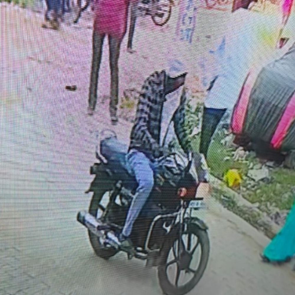 शाहजहांपुर में सब्जी खरीदने गए युवक की बाइक चोरी:CCTV में कपड़े से चेहरा ढककर ले जाता दिखा आरोपी, FIR दर्ज