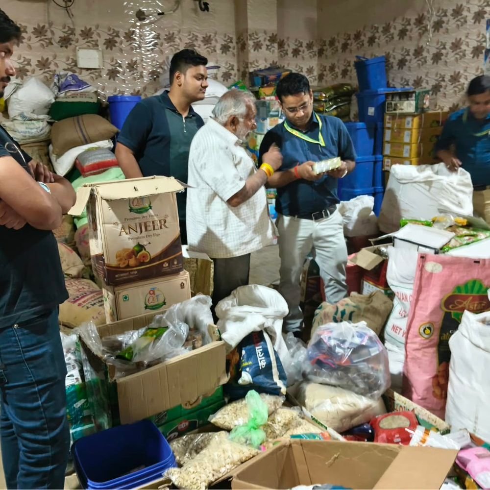 मथुरा में नवरात्रि पर खाद्य विभाग की छापेमारी:व्रत के खाद्य पदार्थों के 13 नमूने लिए, जांच के लिए लैब भेजे
