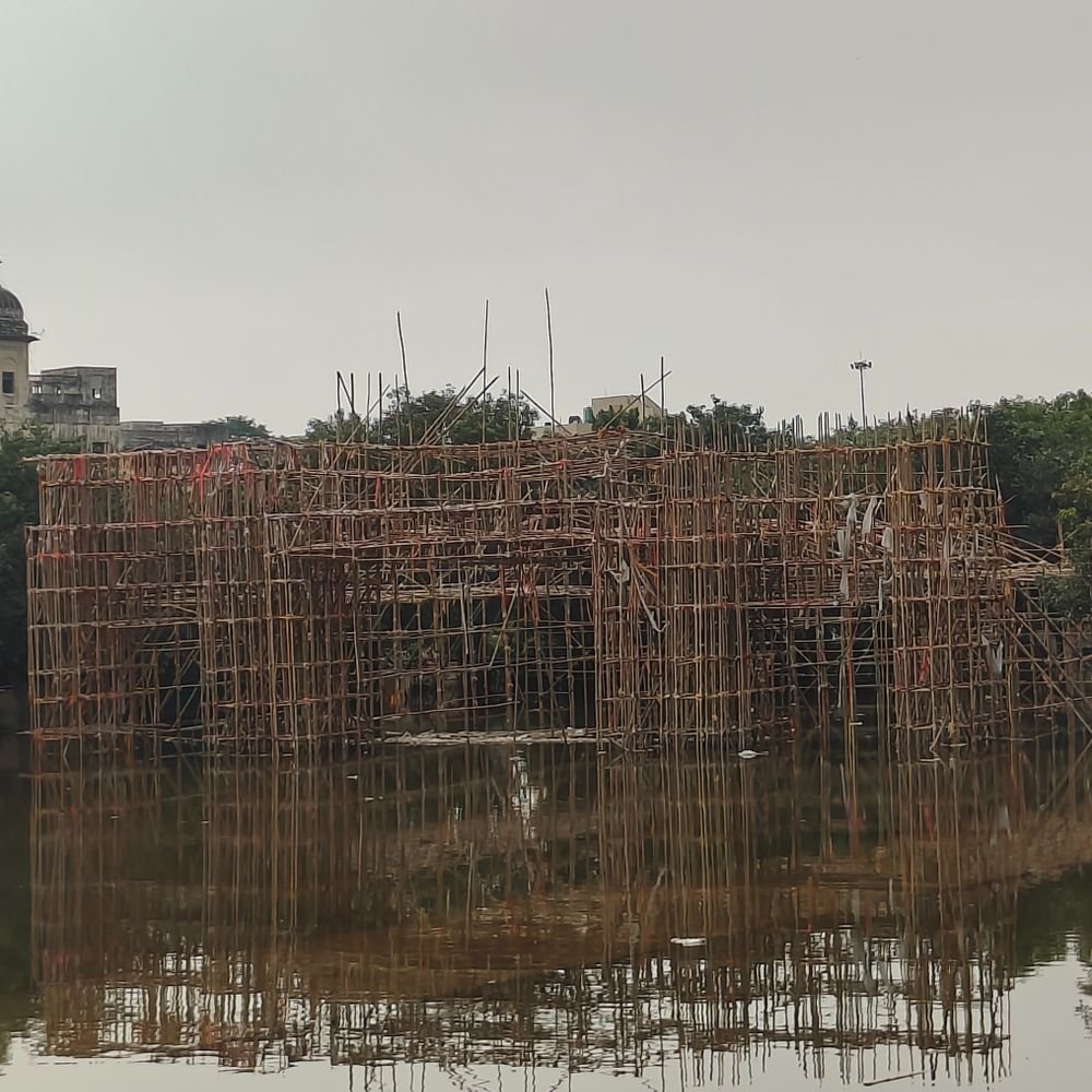 लखनऊ में झूले लाल वाटिका डूबा:मनौतियों के राजा का सजता है भव्य पंडाल , आम लोगों के लिए किया गया बंद
