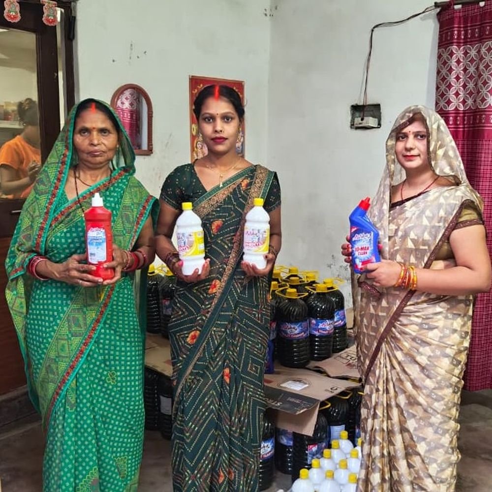 प्रयागराज में ई-रिक्शा चालक की पत्नी ने बनाया क्लीनिंग ब्रांड:56 साल की उर्मिला ने 'अरीशा ग्लो' नाम से शुरू किया, समूह की महिलाओं को भी मिला रोजगार