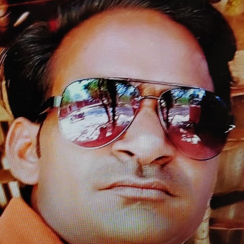 पंखा लगाते समय करंट की चपेट में आया युवक, मौत:उन्नाव में हुआ हादसा, ई-रिक्शा चलाकर पालता था परिवार