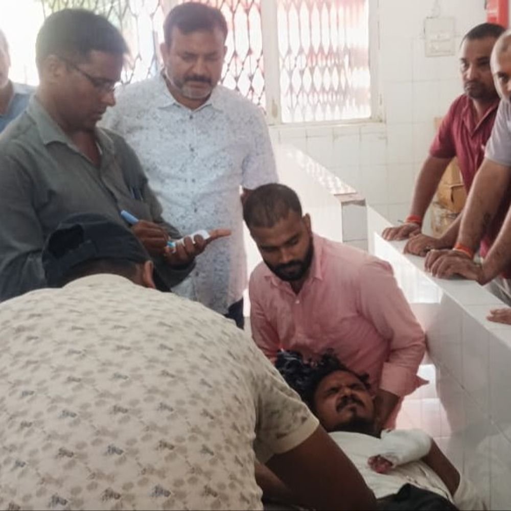आजमगढ़ के अहिरौला में युवक पर फायरिंग:दो बाइक सवार बदमाशों ने मारी गोली, हायर सेंटर किया गया रेफर