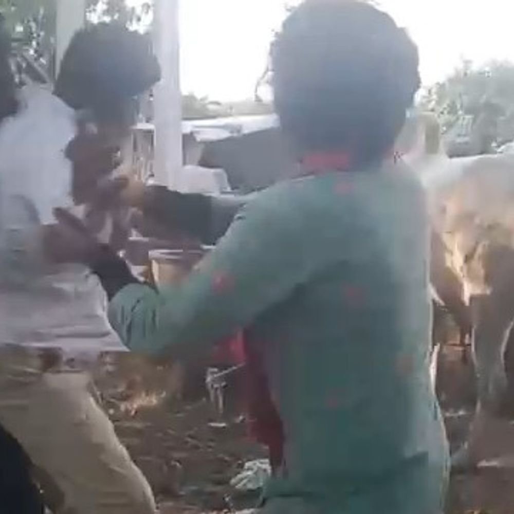 दूसरी शादी के विवाद में पत्नी और परिजनों से मारपीट:बेटी को बचाने पहुंचे मां-बाप पर भी बरसे लात-घूंसे, पति समेत सात पर आरोप
