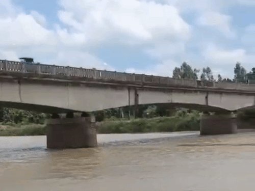 राप्ती नदी का जलस्तर चेतावनी बिंदु से 15 सेंटीमीटर ऊपर:बलरामपुर में खतरे के निशान से 85 सेंटीमीटर नीचे बह रही, तटवर्ती इलाकों में निगरानी