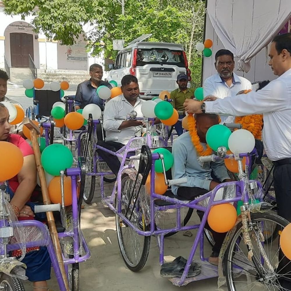 बिजनौर में गांधी-शास्त्री जयंती पर DM ने फहराया झंडा:शहीद परिवारों का सम्मान हुआ और कई कार्यक्रम आयोजित किए