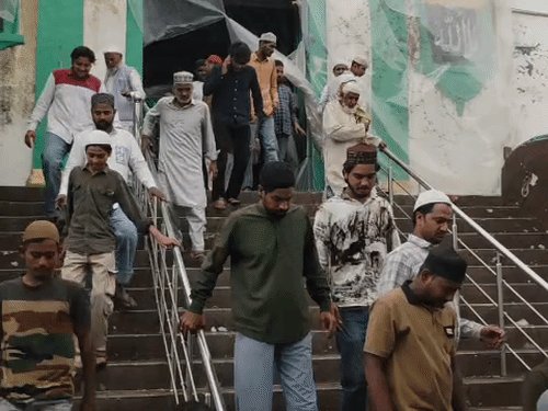 संभल में जुमे की नमाज को लेकर प्रशासन अलर्ट:100 जवान तैनात, CCTV से निगरानी और तीन रास्तों पर बैरियर
