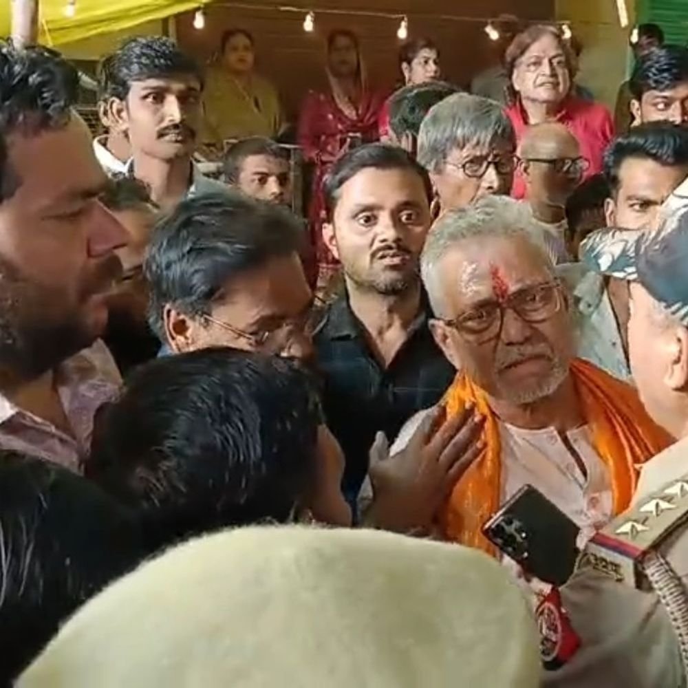 फतेहपुर में अतिक्रमण से रुकी रथयात्रा, ढाई घंटे हंगामा:रात 12 बजे पुलिस ने हटवाया अवैध निर्माण, तीखी नोकझोंक