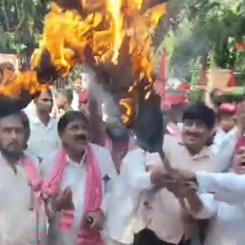 मुख्य चुनाव आयुक्त का पुतला फूंकना पड़ा महंगा:फतेहपुर में सपा जिलाध्यक्ष समेत 11 नामजद पर मुकदमा दर्ज