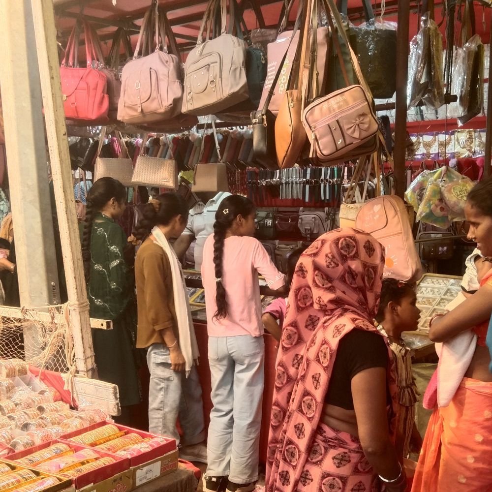 फतेहपुर में खखरेरू मेला:महिलाओं ने की जमकर खरीदारी, बच्चों ने उठाया झूलों का आनंद