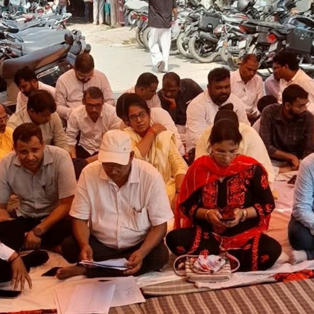 पडरौना में आठ सूत्रीय मांगों को लेकर लेखपालों का धरना:10 साल से लंबित ग्रेड पे और वेतन विसंगति दूर करने की मांग,सौंपा ज्ञापन