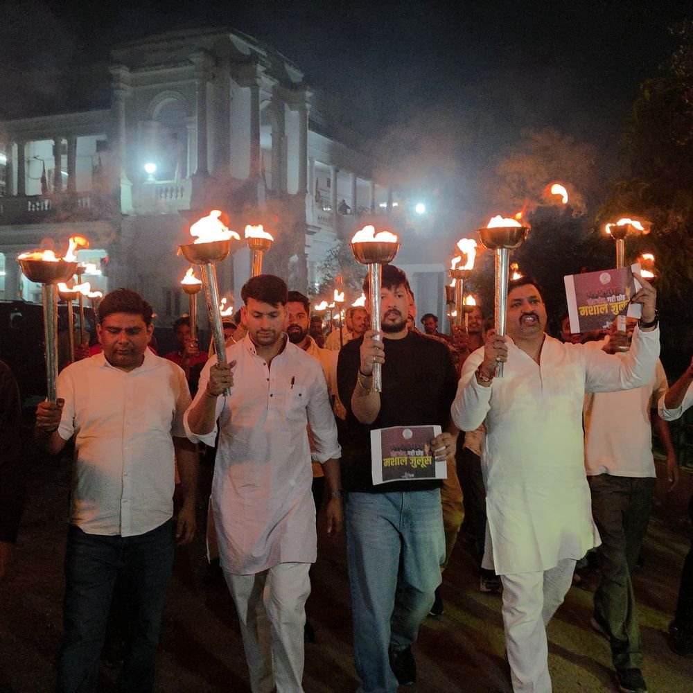 लखनऊ में यूथ कांग्रेस ने निकाला मशाल जुलूस:CEC ज्ञानेश कुमार के इस्तीफे की मांग किया , लोकतंत्र की हत्या और वोट चोरी करवाने का आरोप लगाया