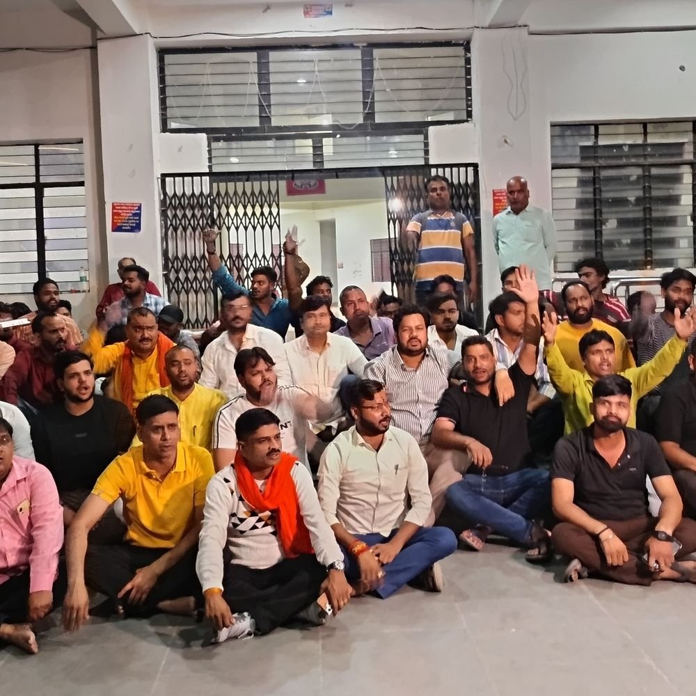 विभूतिखंड थाने पर भाजपा कार्यकर्ताओं का प्रदर्शन:पार्षद समेत कई भाजपाई 1 घंटे से कर रहे प्रदर्शन, बोले गरीब को पुलिस ने पीटा
