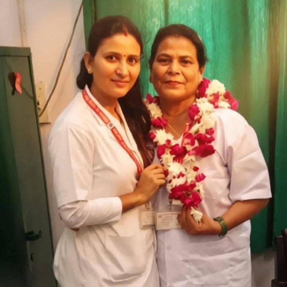 रामपुर जिला चिकित्सालय में विक्टोरिया मैसी का स्वागत:कार्यवाहक से स्थायी मैट्रन बनने पर कर्मचारियों ने किया सम्मान