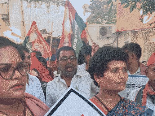 वाराणसी में सपाइयों का CEC के विरोध में प्रदर्शन:मुख्य चुनाव आयुक्त के खिलाफ पैदल मार्च को पुलिस ने रोका, लहराए गए पोस्टर