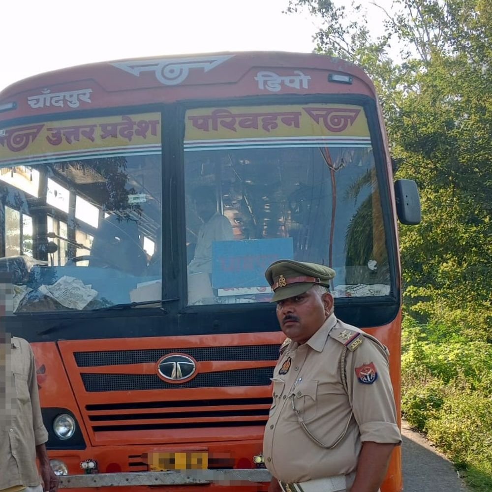 बिजनौर में ऑपरेशन कवच के तहत 14 बसों के चालान:29 बसों की जांच की गई, इमरजेंसी खिड़की और अग्नि सुरक्षा उपकरण भी चेक हुए