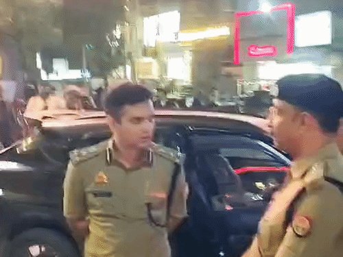 प्रयागराज में 7 ACP लेकर सड़क पर उतरे Ad. CP:सिविल लाइंस के 10 चौराहों पर एक साथ घेरी गईं ब्लैक फिल्म लगी लग्जरी कारें
