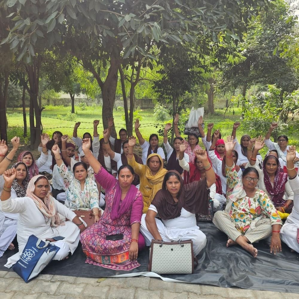 आशा कार्यकर्ता मांगों को लेकर तीसरे दिन भी धरने पर:अनिश्चितकालीन आंदोलन की चेतावनी, राज्य कर्मचारी दर्जे की मांग