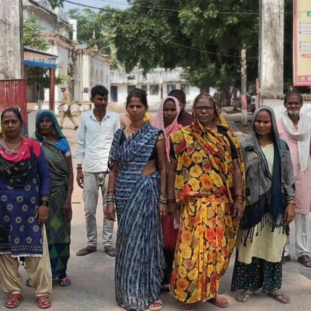 पुलिस कर्मियों पर दुकानदारों से अभद्रता का आरोप:बांदा में मां विंध्यवासिनी मंदिर में लगाते हैं दुकानें, एसपी से शिकायत