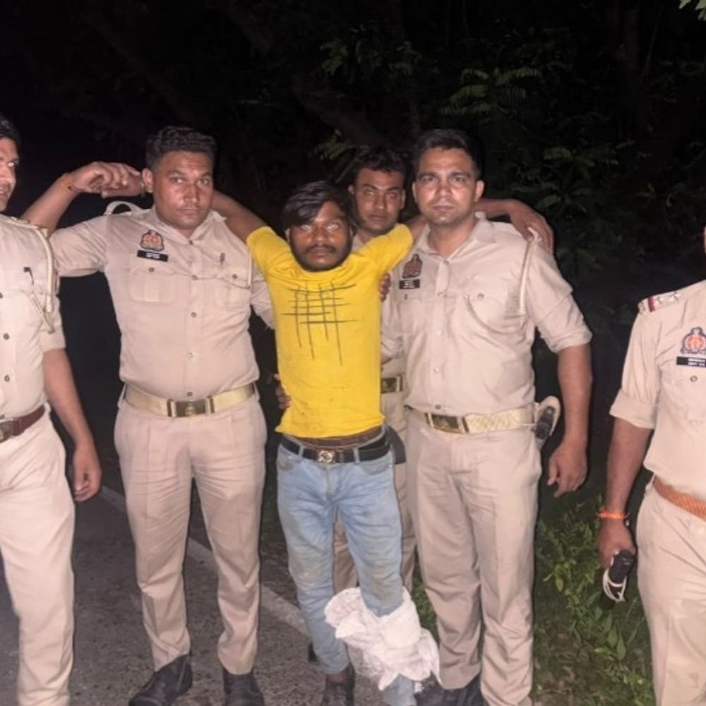 चेन स्नेचिंग का आरोपी मुठभेड़ में गिरफ्तार:पैर में लगी गोली, एक नाबालिग भी पकड़ा गया, दोनों से आधी-आधी चेन बरामद