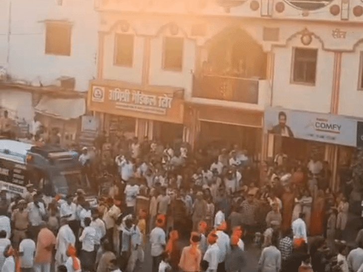 एम्बुलेंस देखकर CM योगी ने रुकवाया अपना काफिला:गोरखपुर में कर रहे थे शोभायात्रा की अगुवाई; इंटनेट पर वायरल हुआ वीडियो