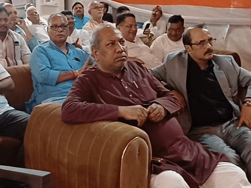मंत्री के पास जमीन पर बैठे दिखे प्रभारी मत्स्य अधिकारी:चंदौली में संजय निषाद सोफे पर बैठकर सुन रहे थे श्रीराम कथा, कार्यकर्ता भी साथ नजर आए