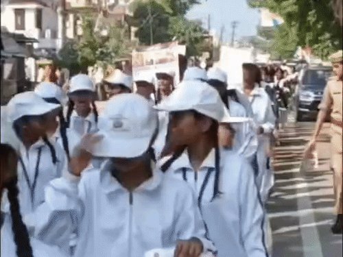 नारी सुरक्षा के लिए सड़कों पर उतरीं छात्राएं:अमेठी में SP ने हरी झंडी दिखाकर मिशन शक्ति रैली रवाना की