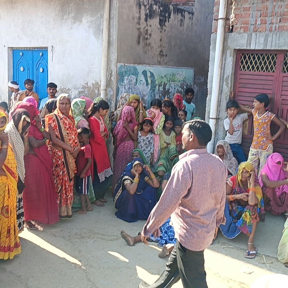फर्रुखाबाद के शमसाबाद में युवक ने फांसी लगाकर जान दी:2 माह से घर में अकेला रह रहा था, बच्चों के साथ पंजाब में रहती पत्नी